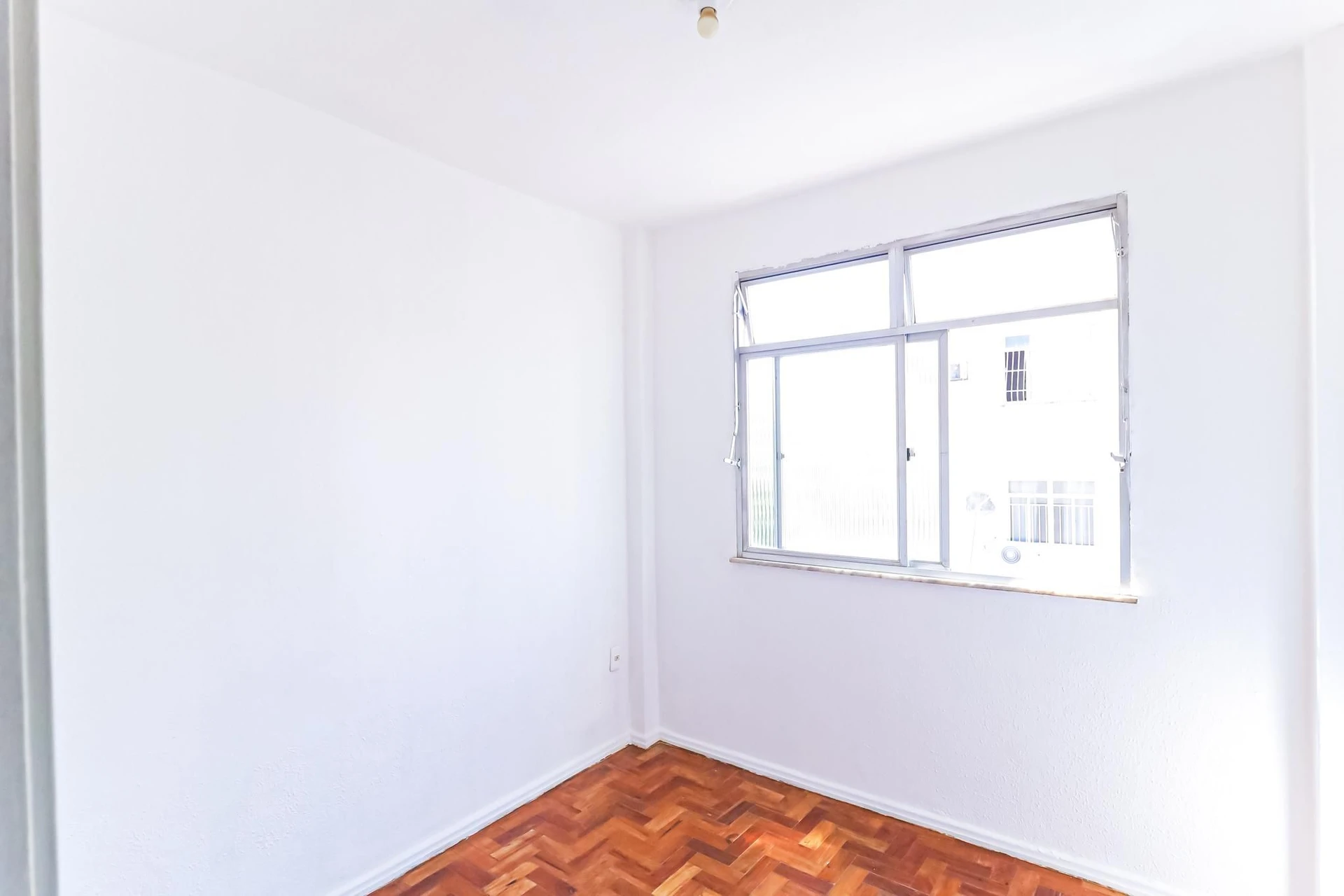 Wood or laminate floors in a 2-bedroom apartment, 62 m² — photo 4