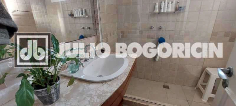 Furnished 324 m² house with 5 bedrooms and 6 bathrooms — photo 8