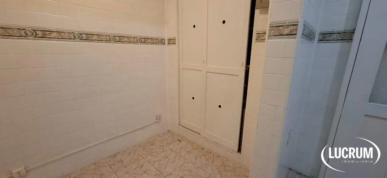 2-bedroom apartment with wood or laminate floors — photo 17