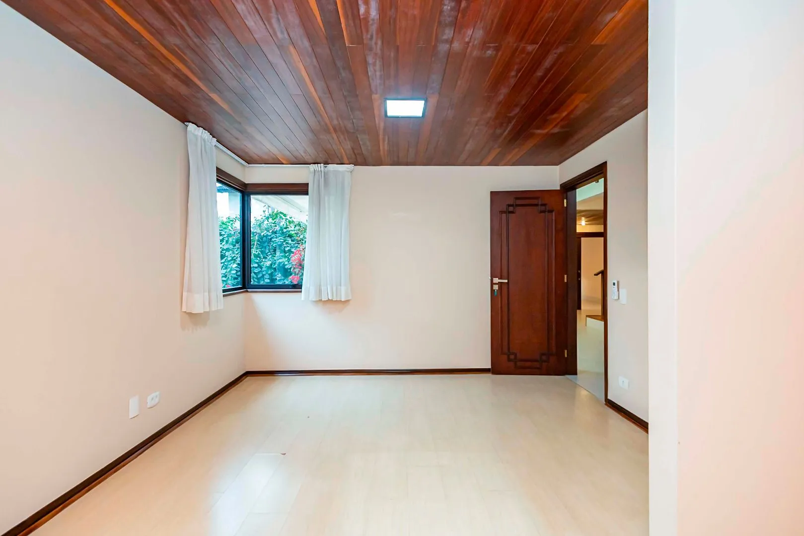 Rental house with 4 bedrooms and 5 bathrooms across 550 m² — photo 31