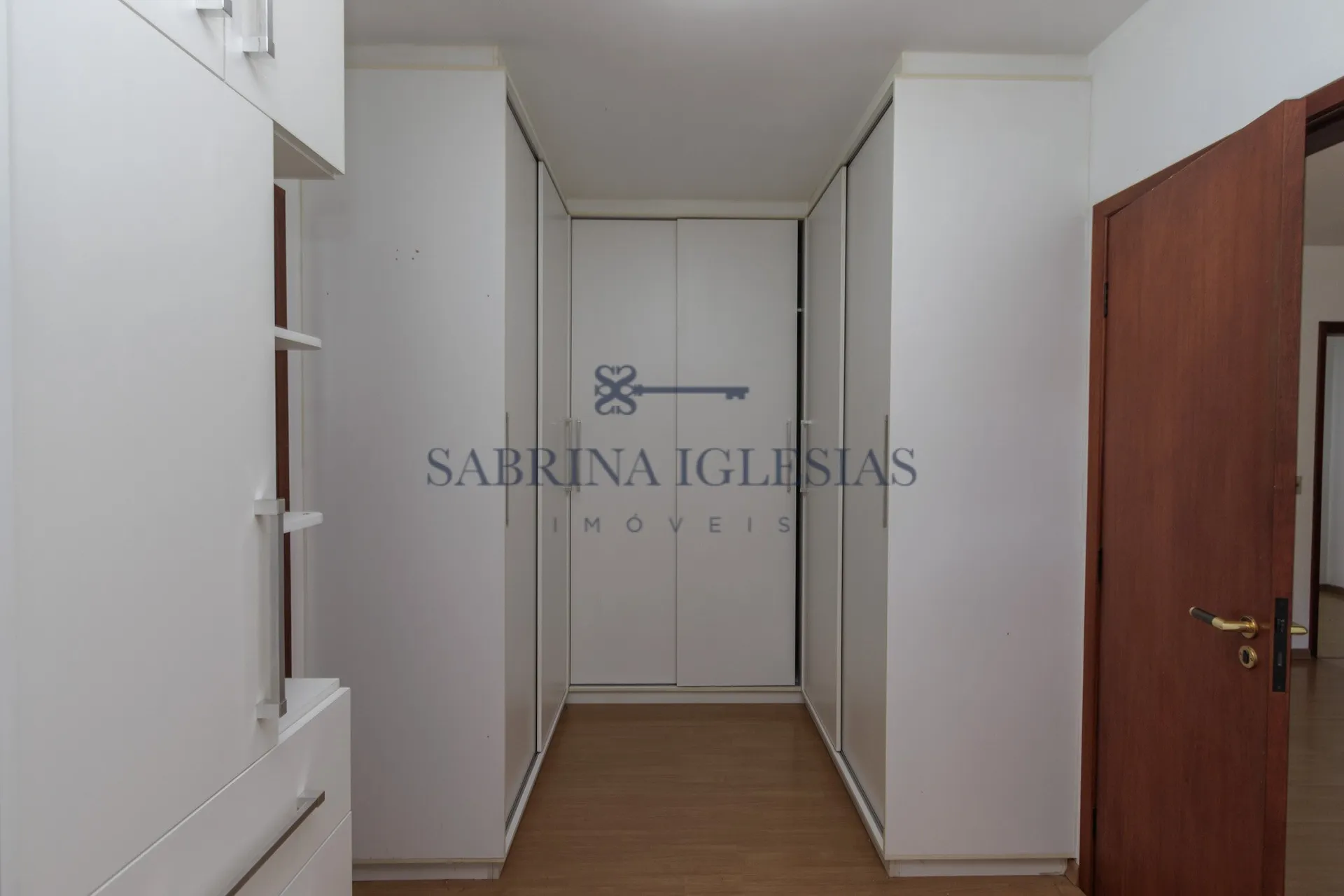 4-bedroom house with a grill on the balcony in Curitiba — photo 51