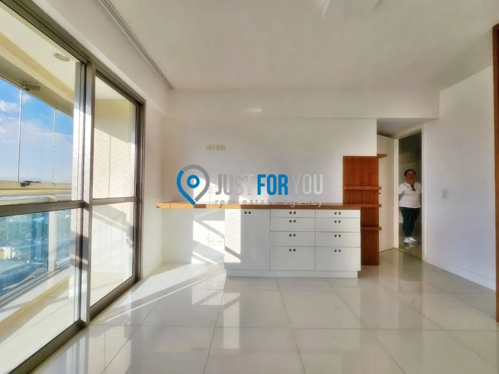 4-bedroom apartment with 233 m² and 5 bathrooms — photo 33