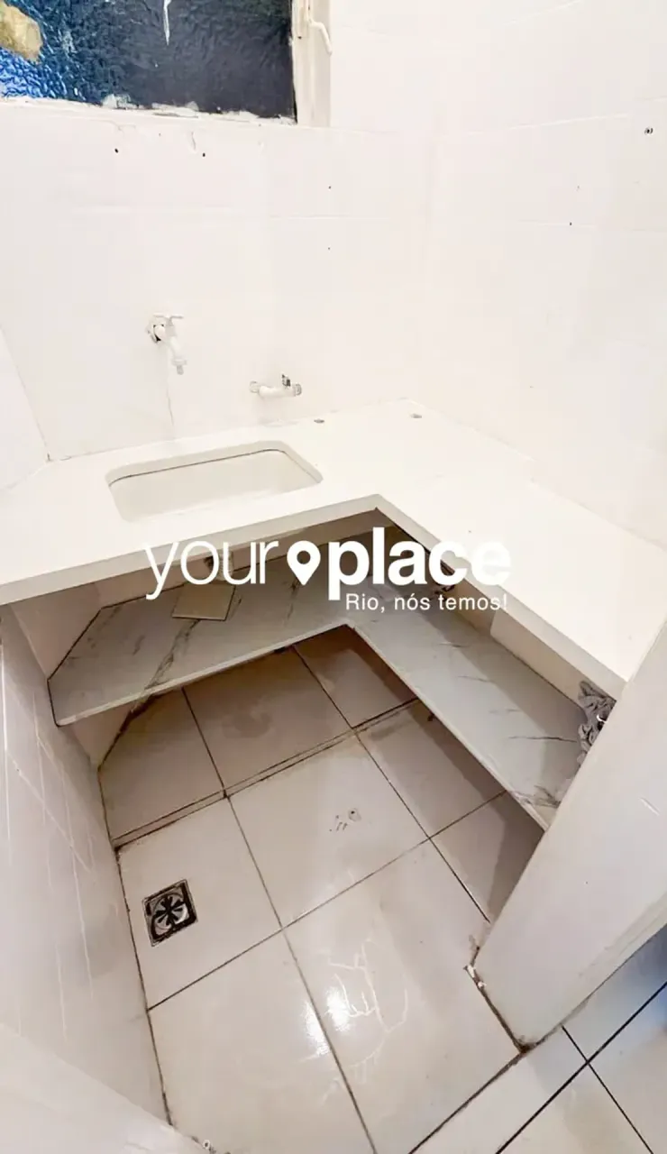 1-bedroom apartment with a glass-enclosed shower — photo 6