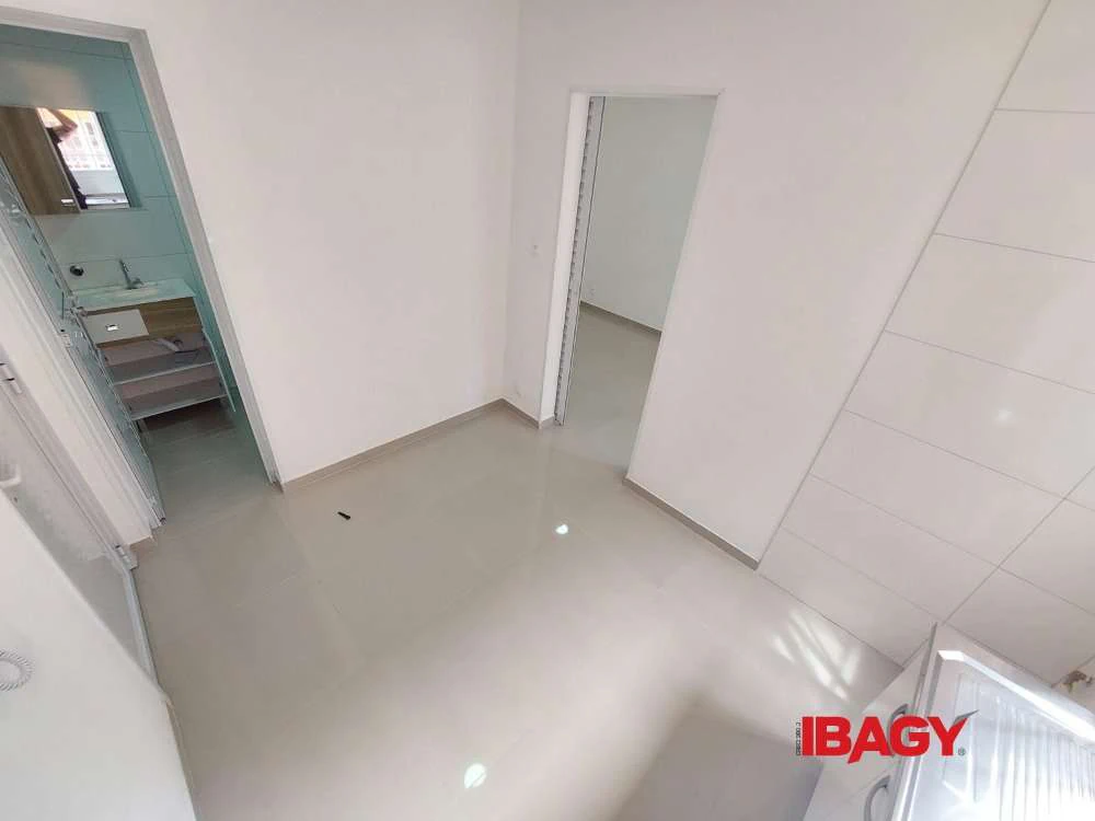 1-bedroom apartment with a separate kitchen and 24 m² — photo 3