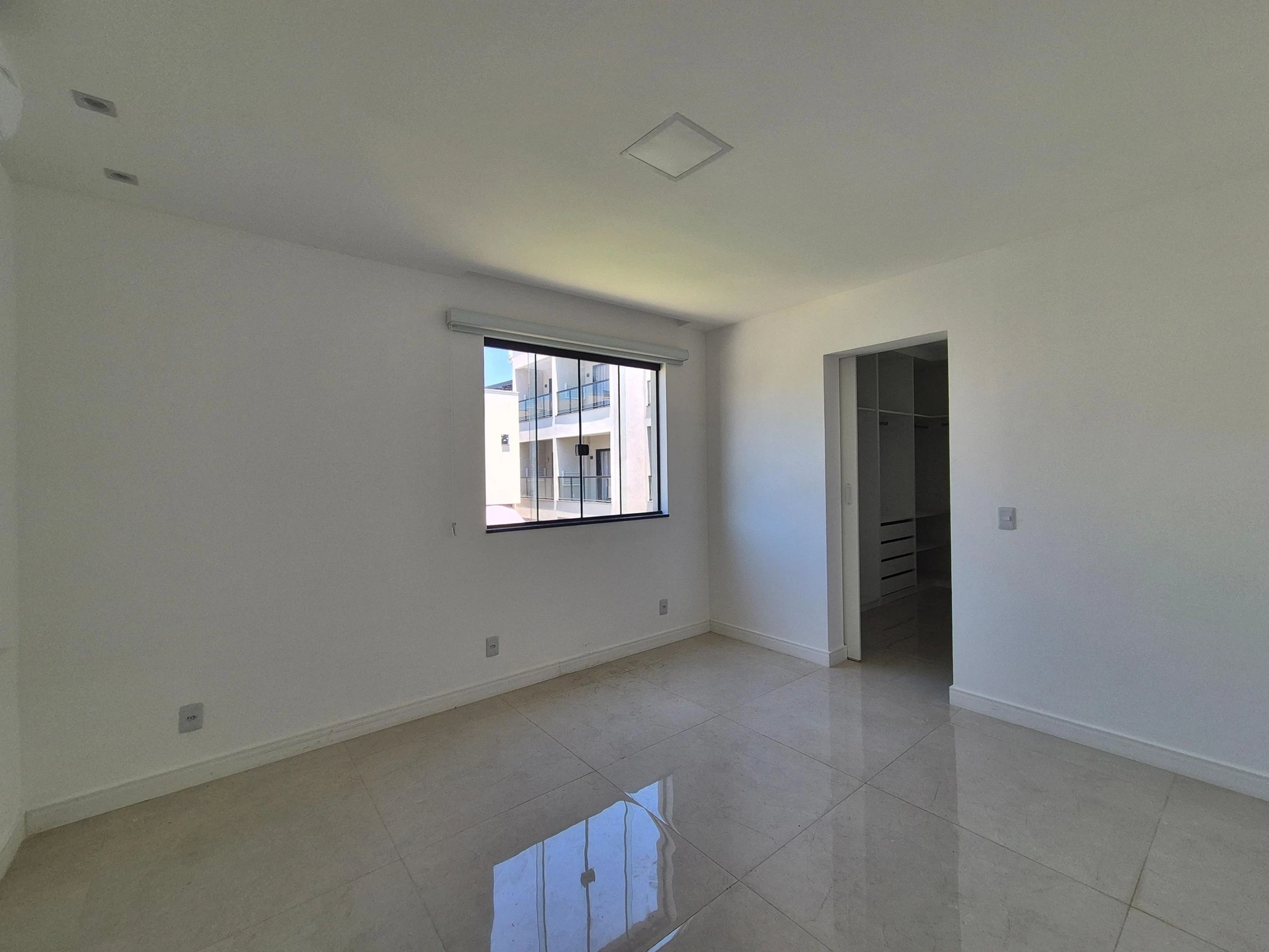 4-bedroom house with a glass-enclosed balcony — photo 36