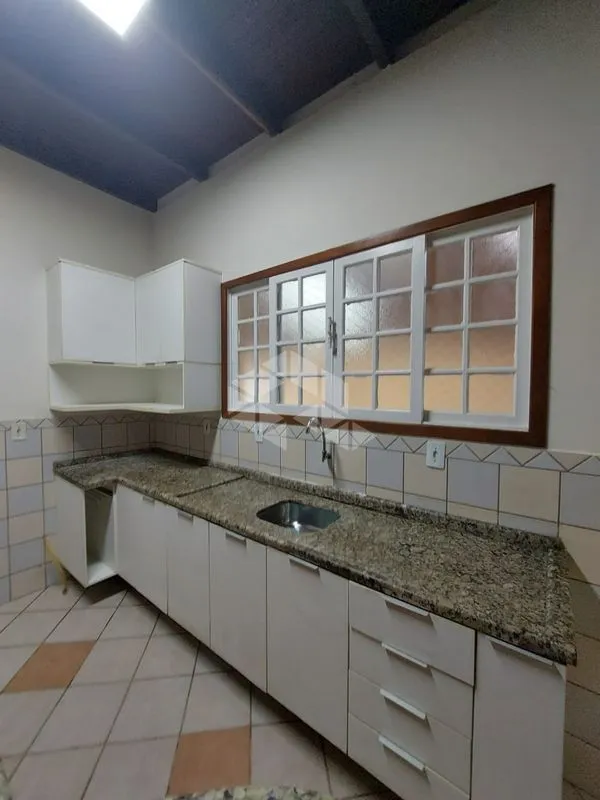 210 m² rental house with 4 bedrooms and a grilled balcony — photo 2