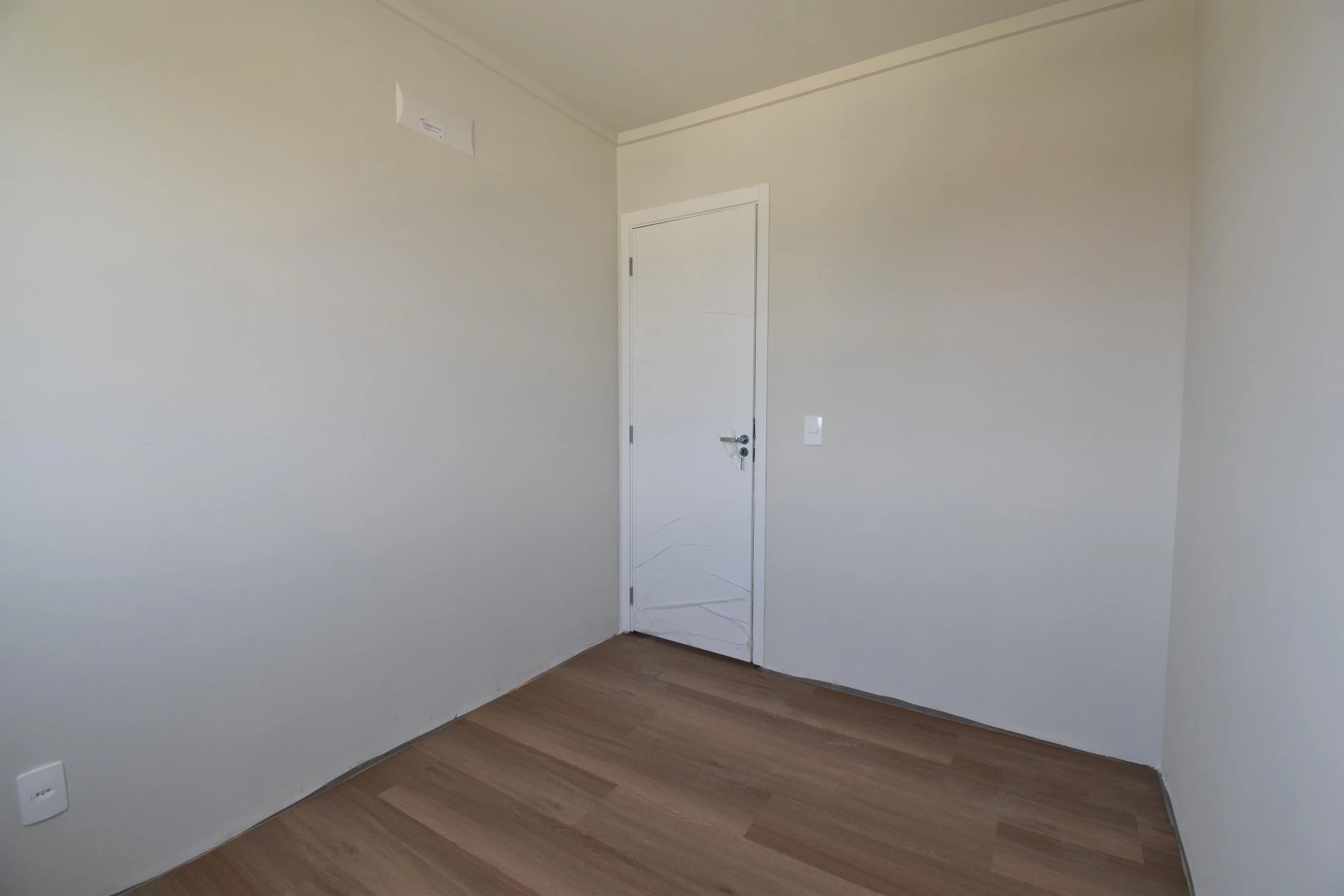 Glass-enclosed balcony in a 2-bedroom apartment, 53 m² — photo 29