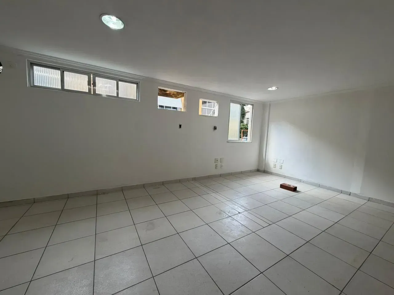 Unfurnished house with 4 bedrooms and built-in kitchen — photo 9