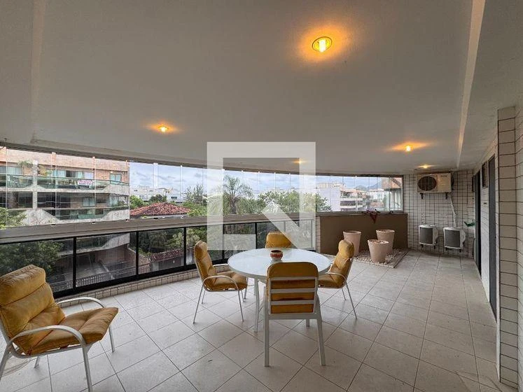 Apartamento mobiliado, 105 m², com varanda envidraçada