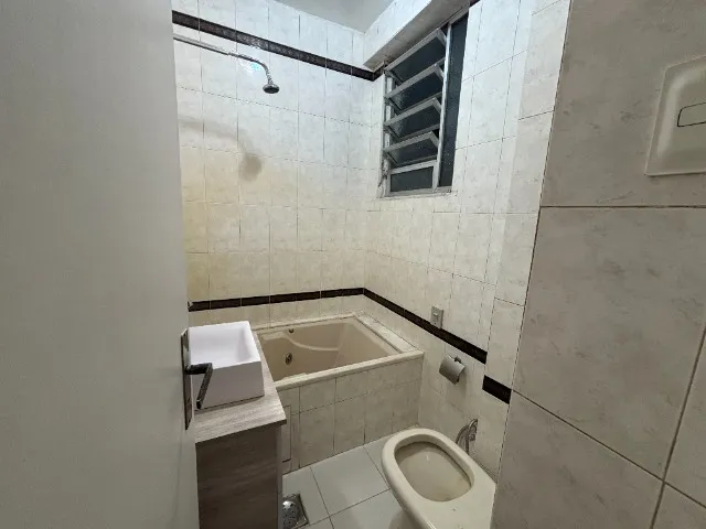2-bedroom apartment with a bathroom and bathtub — photo 3