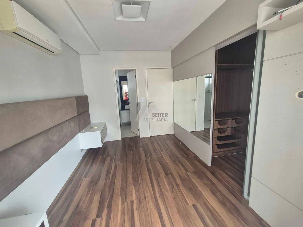 Balcony with a grill in a 3-bedroom apartment, 142 m² — photo 27