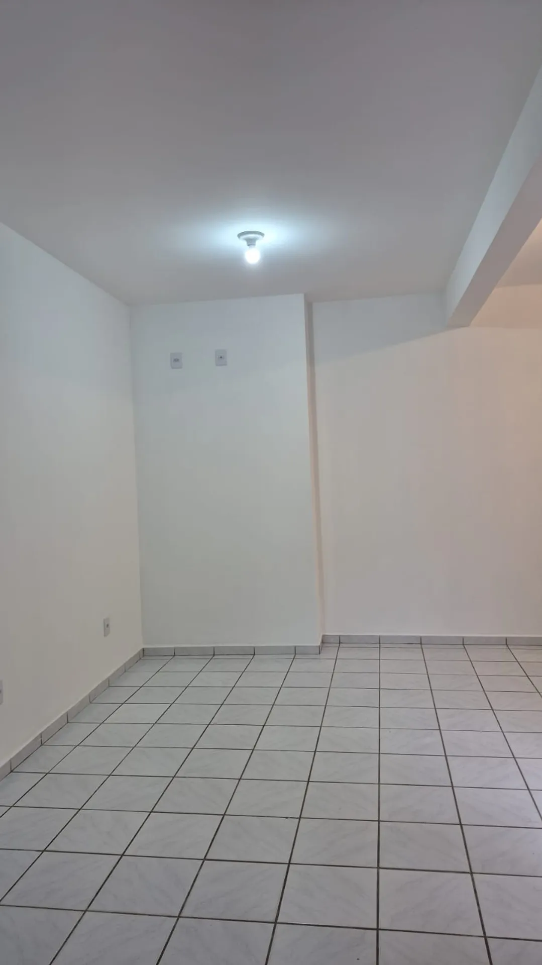 Apartamento para locação com 2 quartos e varanda