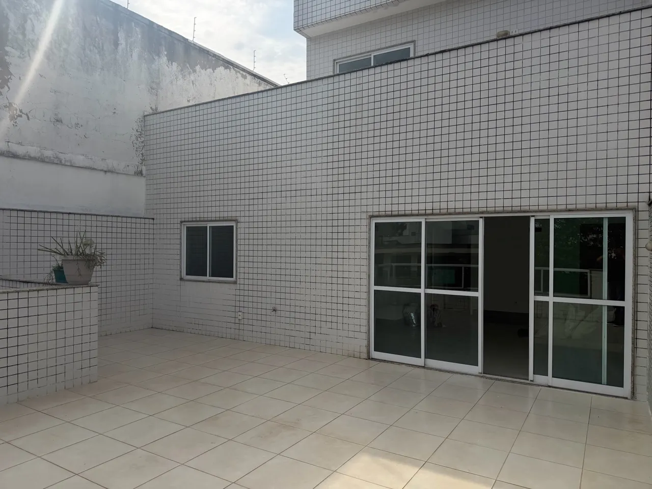 5-bedroom apartment in a building with a pool — photo 7