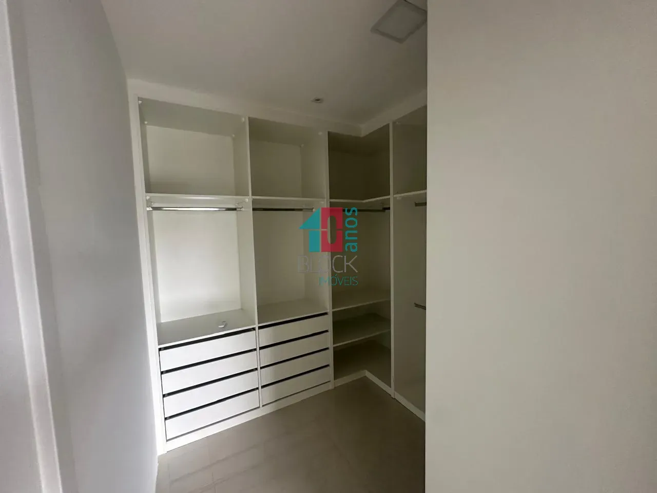 Condominium house with 5 en-suites and open-plan kitchen — photo 35