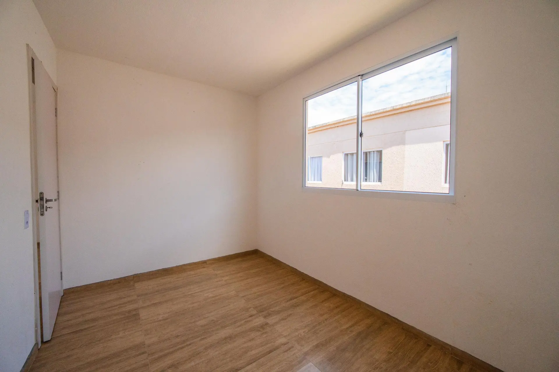 2-bedroom apartment with wood or laminate floors in Curitiba — photo 10