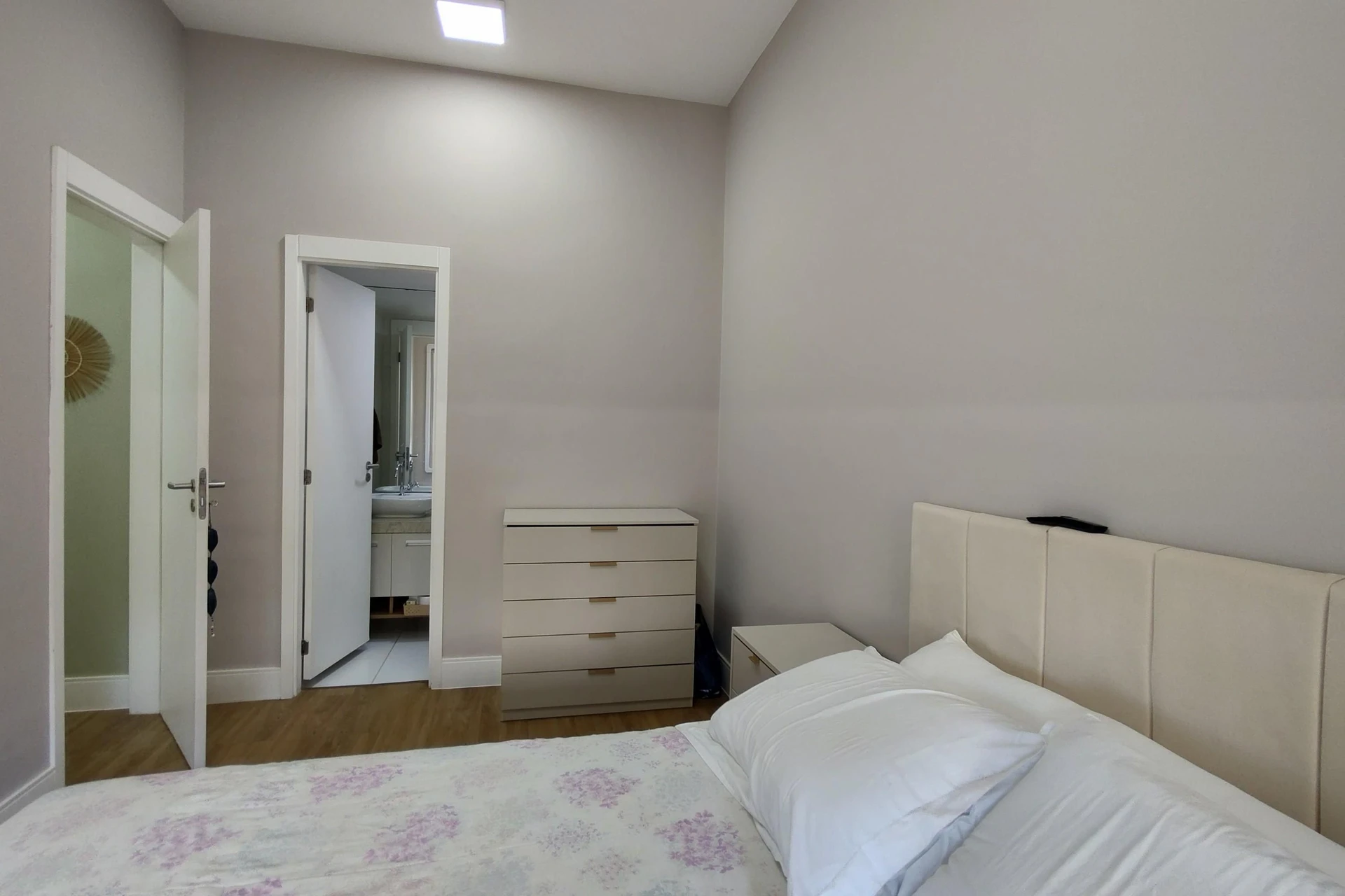 2-bedroom apartment in a building with a sauna — photo 25
