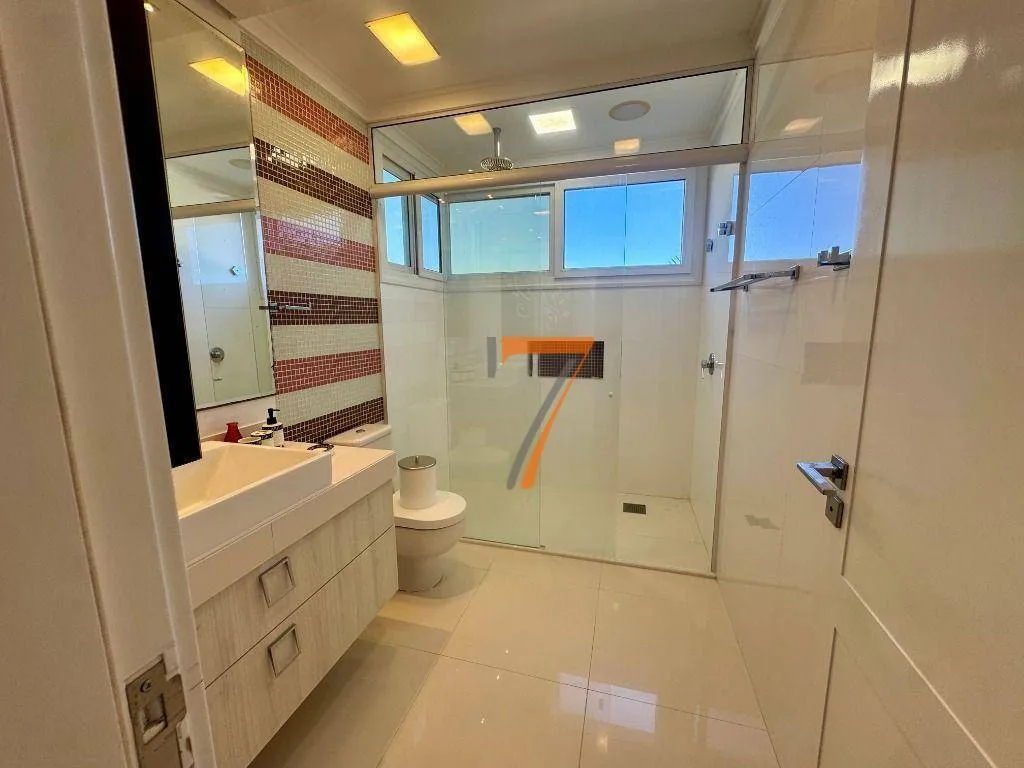 Furnished house with 8 bedrooms and 11 bathrooms — photo 45