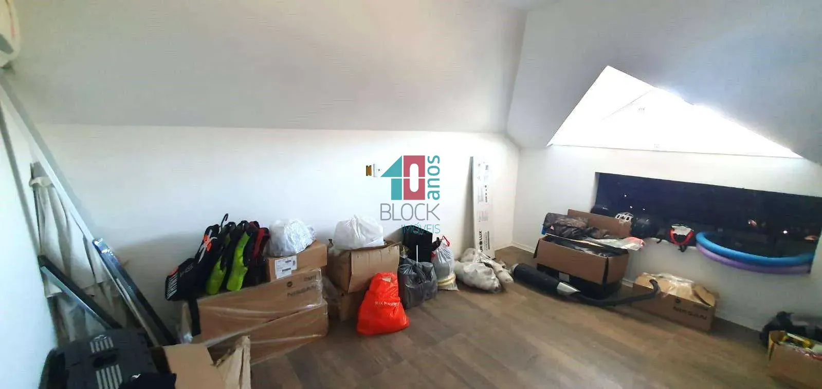 Condominium house with 4 suites and a home office desk — photo 33