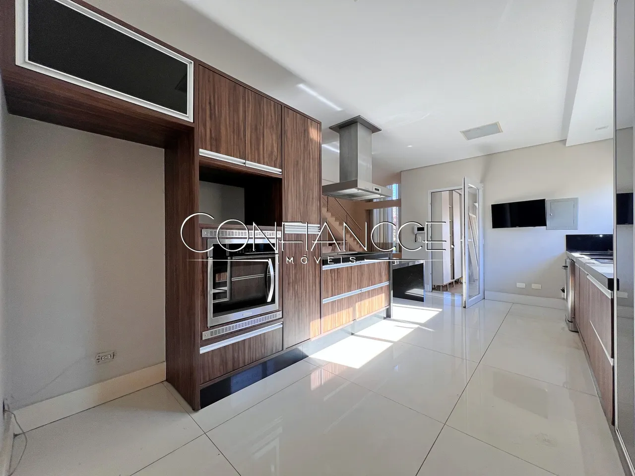 House with open-plan kitchen and 5 bedrooms and 5 baths — photo 11