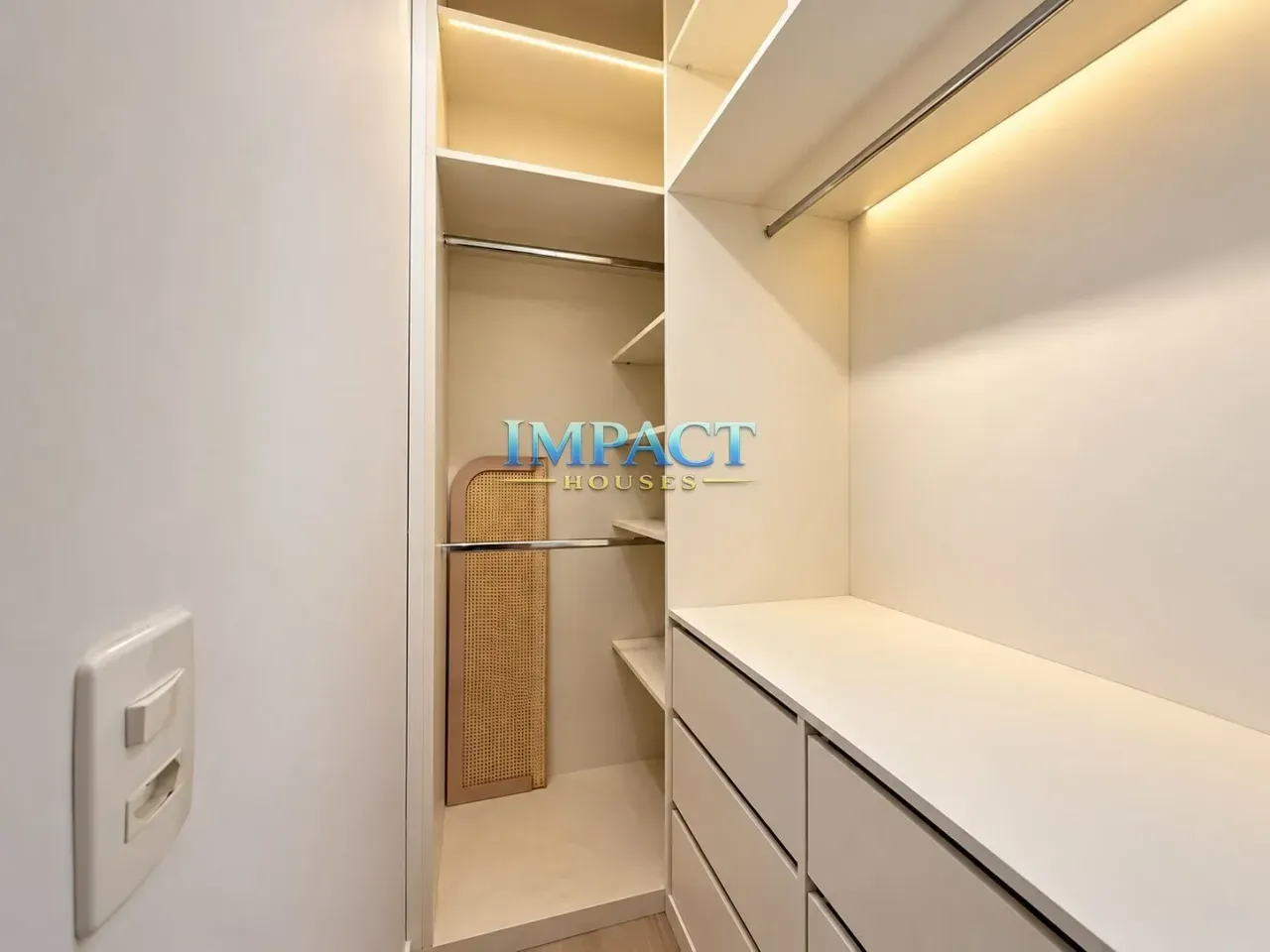 4-bedroom house with a walk-in closet — photo 17