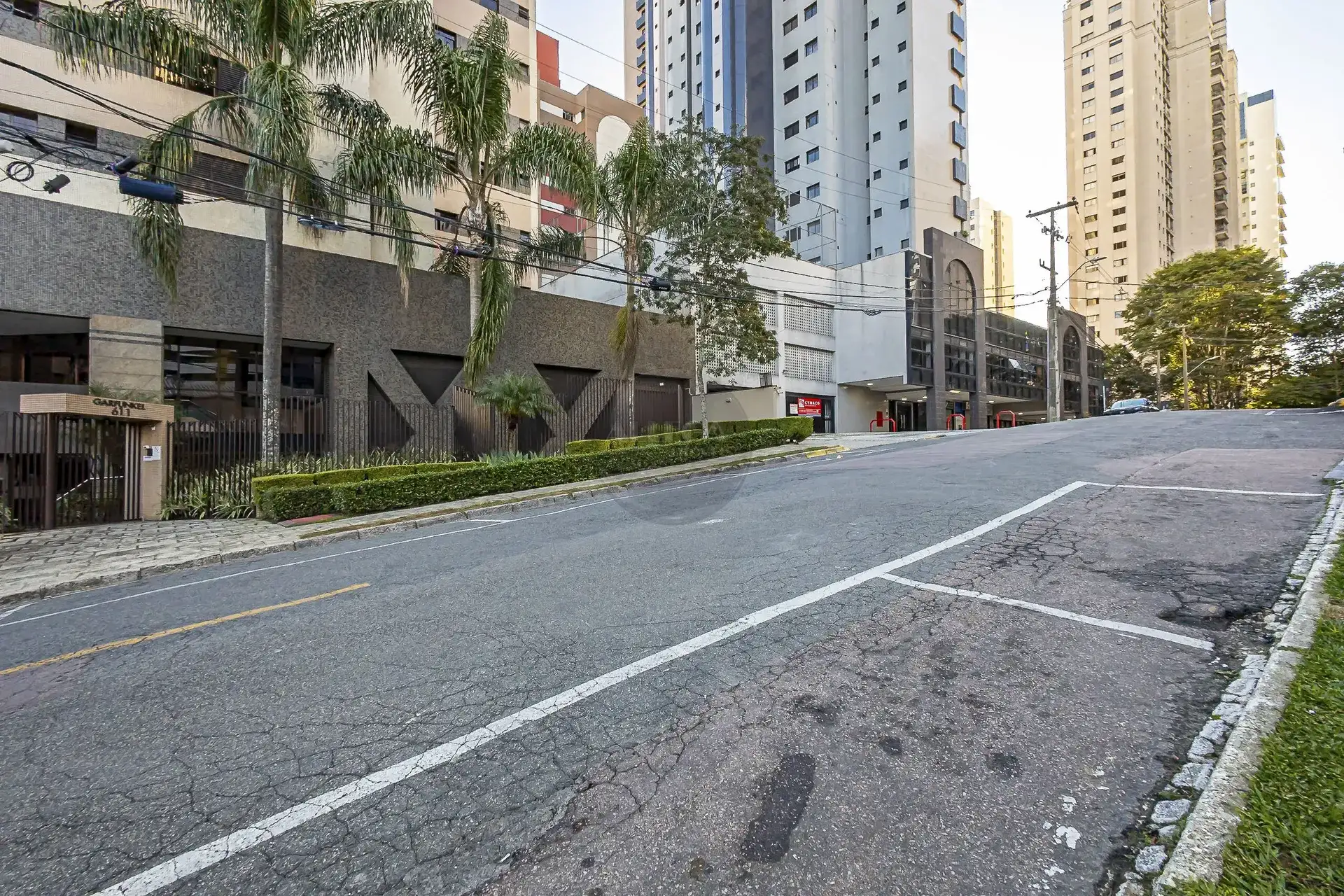 Apartamento com 4 quartos e piso de madeira na sala — photo 73