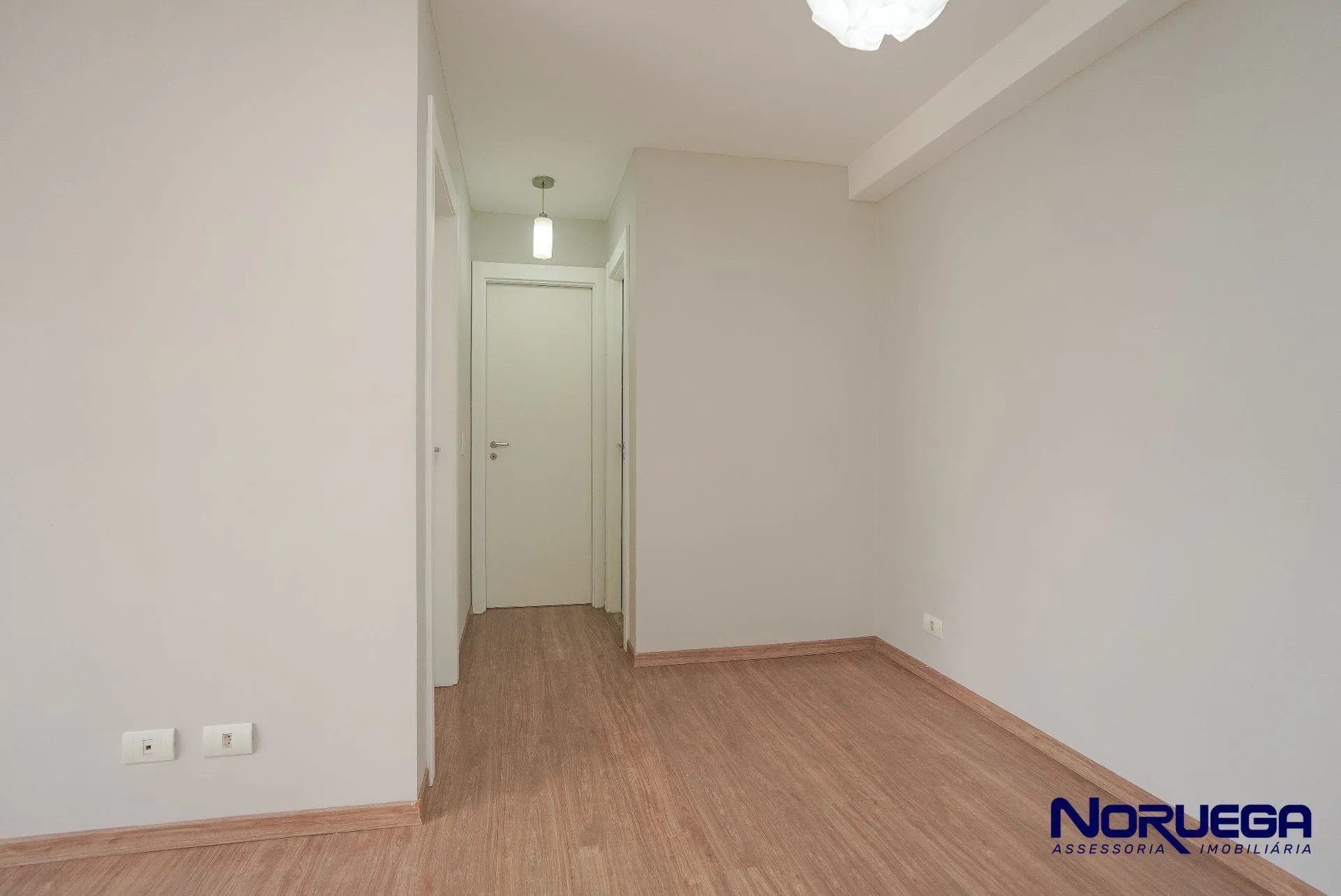Wood or laminate floors in a 2-bedroom apartment, 88 m² — photo 3