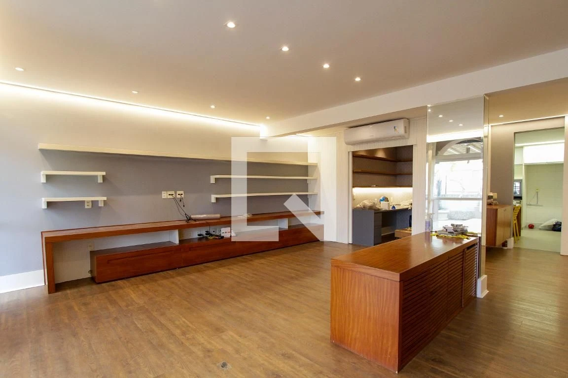 Walk-in closet in a 3-bedroom apartment, 200 m² — photo 14
