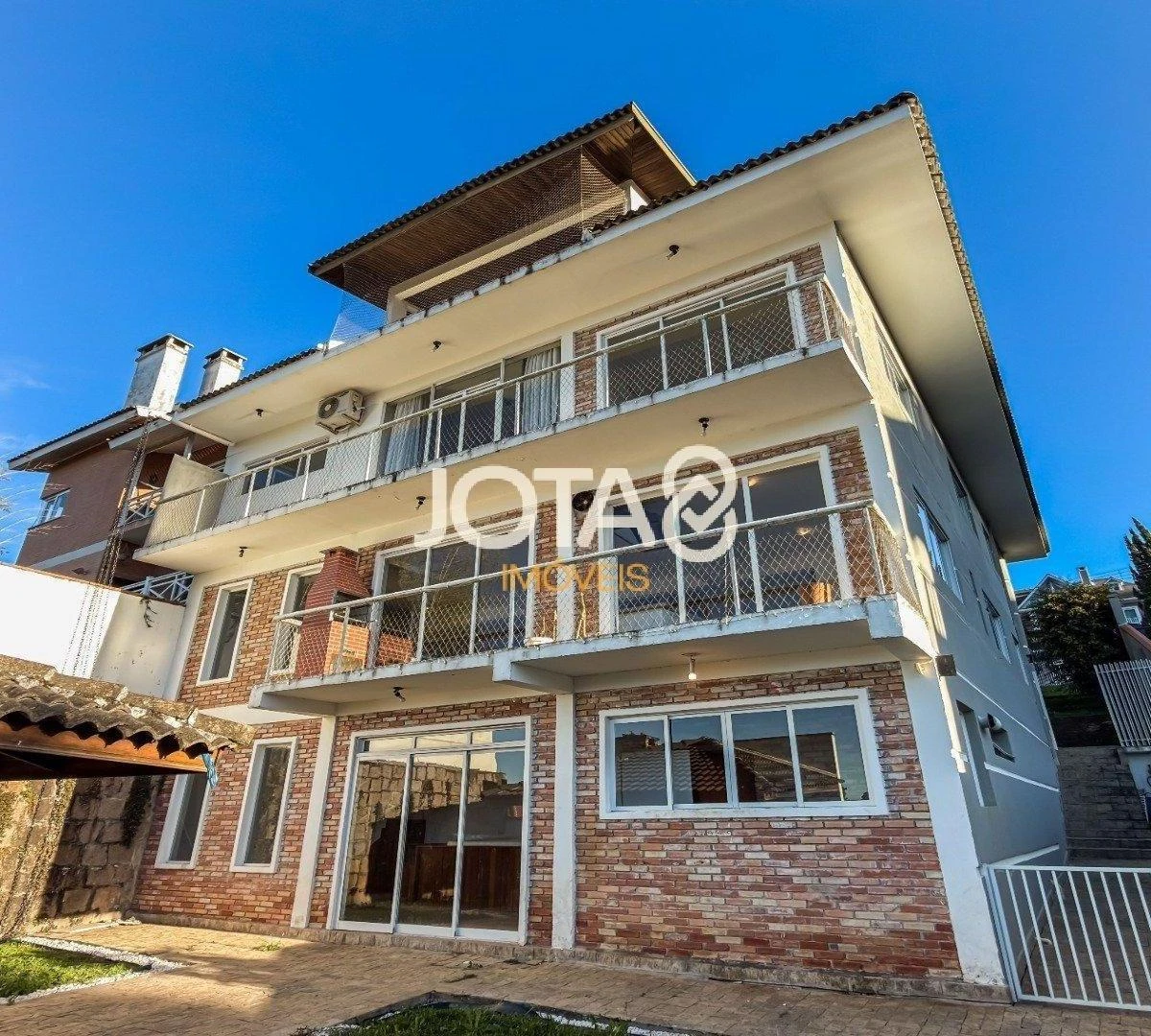 Spacious house with 3 en-suite bedrooms and 526 m² — photo 21