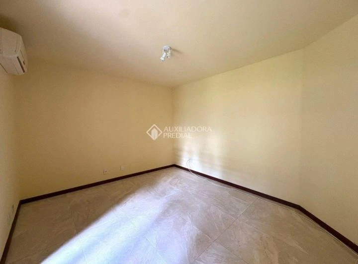 House with 4 bedrooms and 4 parking spaces; 600 m² — photo 8