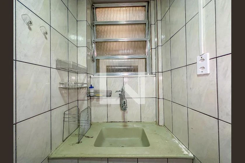 Studio com piso de madeira ou laminado, Centro — photo 24