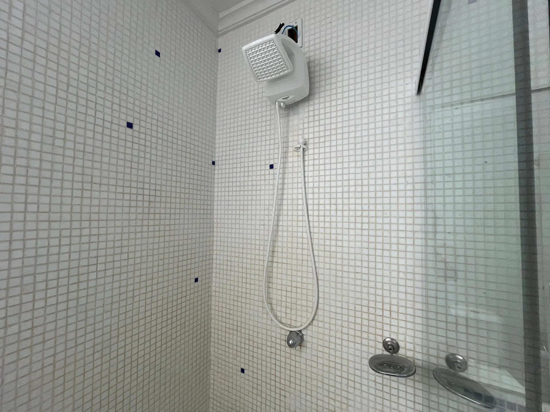 Bathtub in a 2-bedroom apartment, 170 m² — photo 27