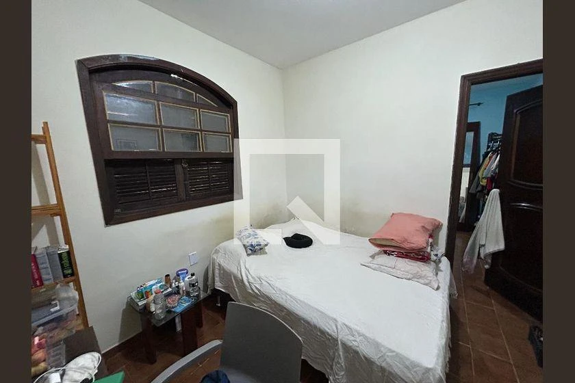 Furnished 3-bedroom house with desk workspace — photo 17