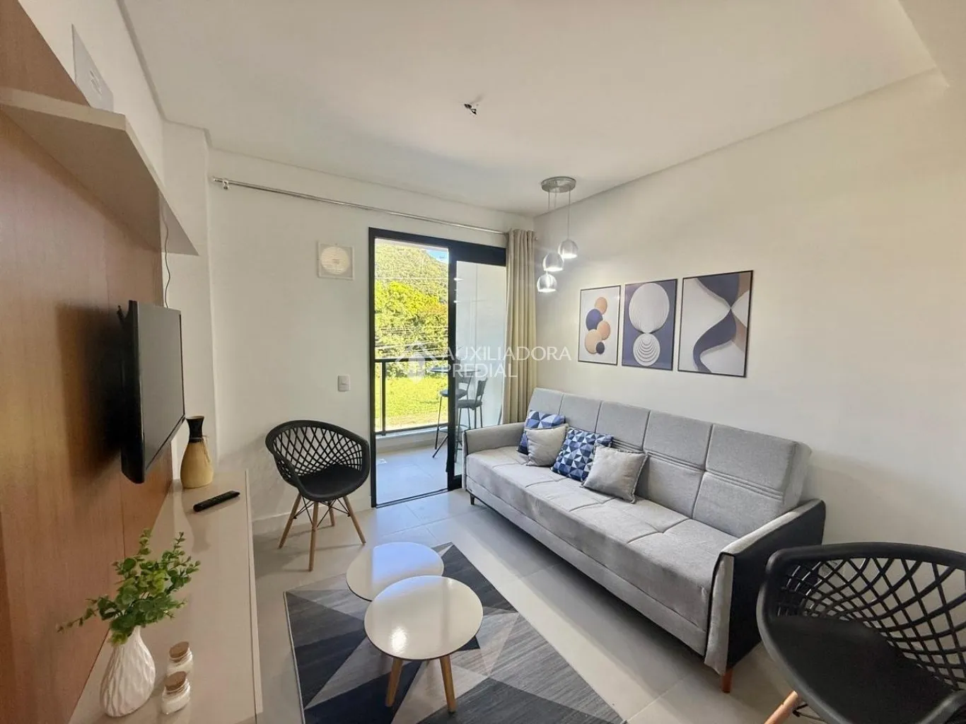 Furnished 1-bedroom apartment with mountain views