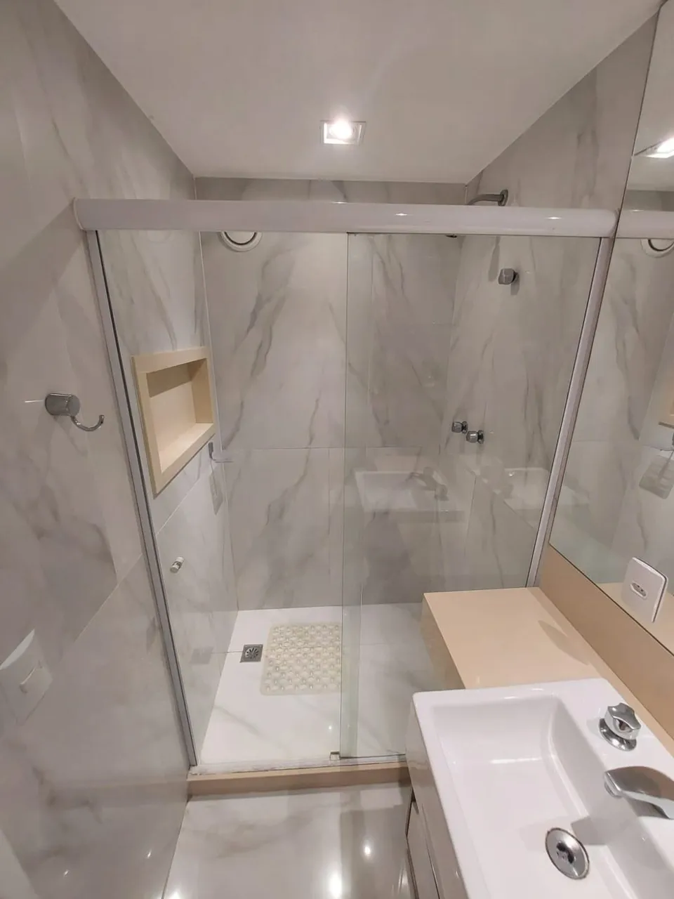 Furnished 2-bedroom apartment with a balcony — photo 17