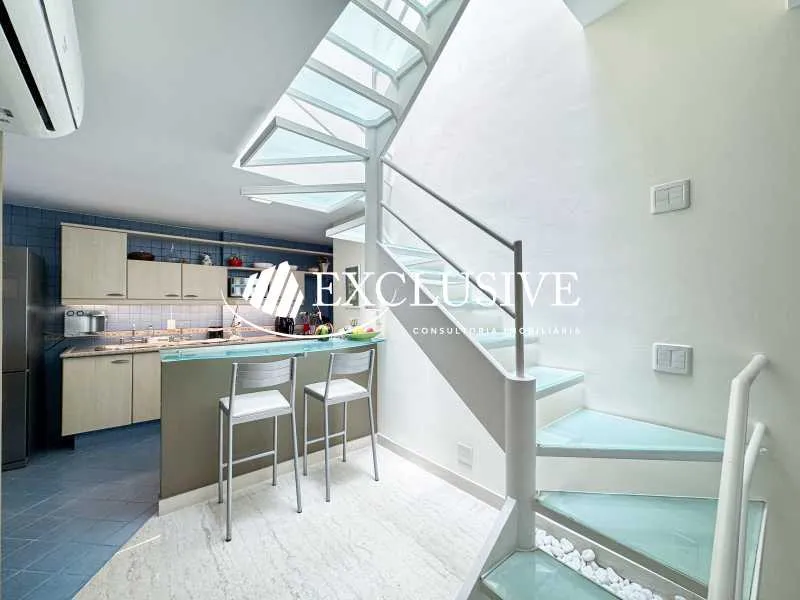 3-bedroom apartment in a building with a pool — photo 8