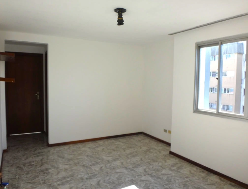 Balcony with a grill in a one-bedroom apartment, 72 m²