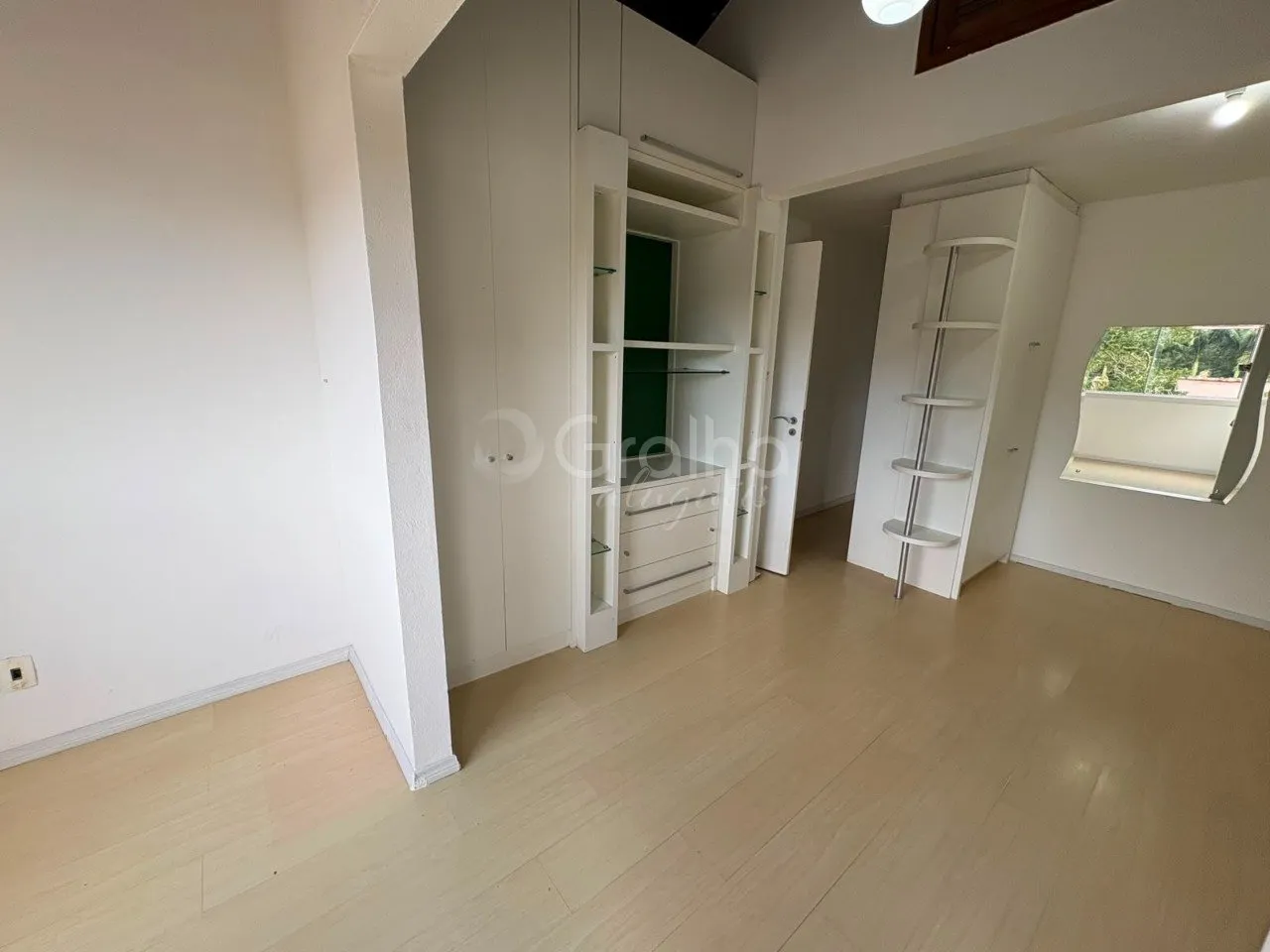 House with 3 en-suite bedrooms 435 m² and private garden — photo 13