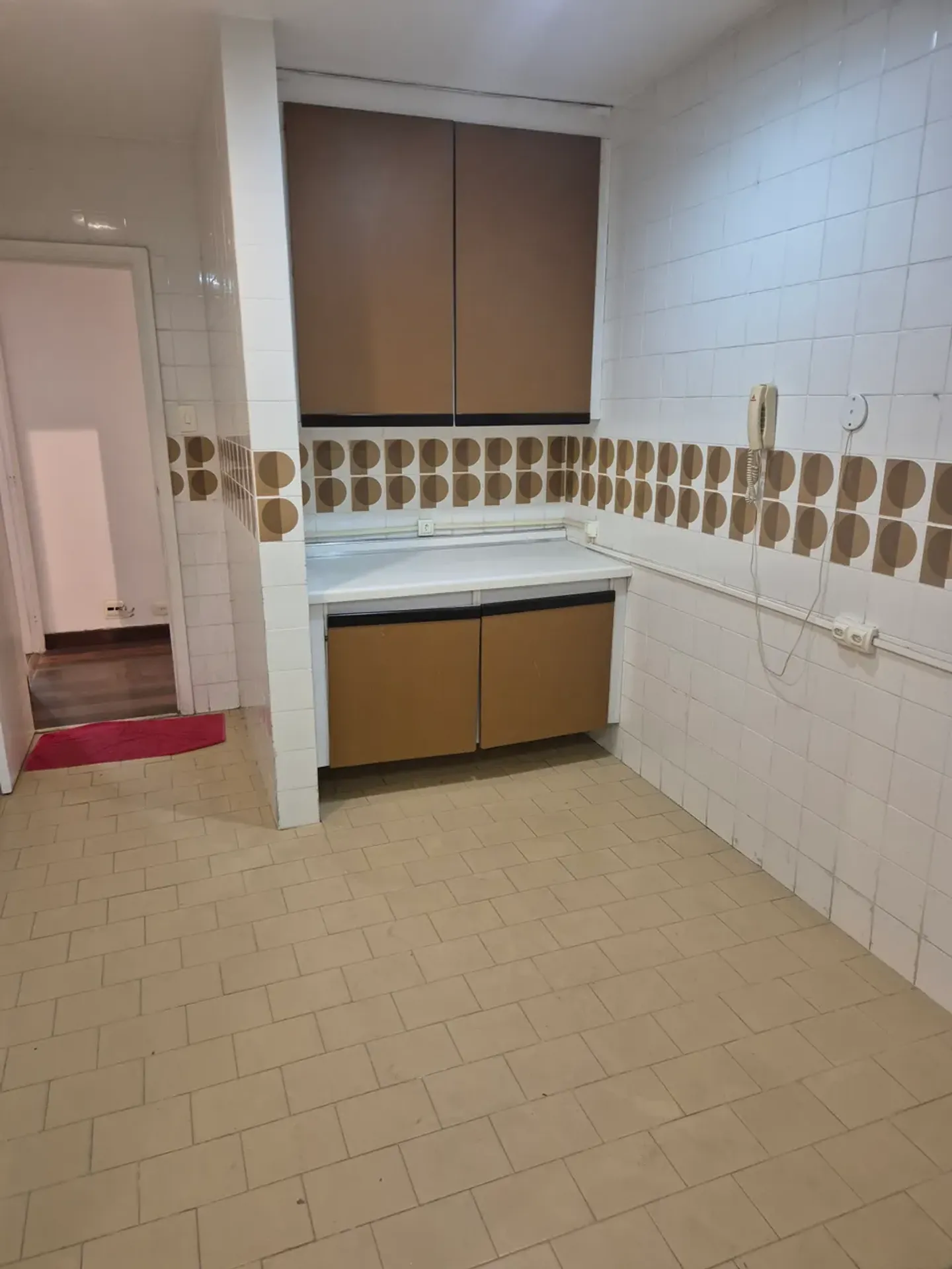 3-bedroom apartment with wood or laminate floors — photo 15