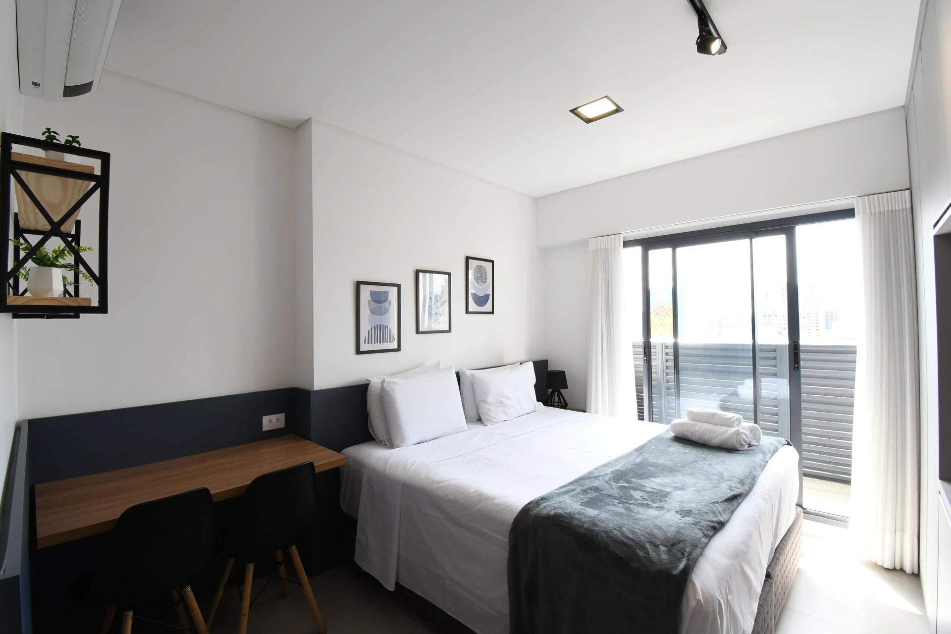 Furnished studio, 25 m², with floor-to-ceiling windows — photo 11