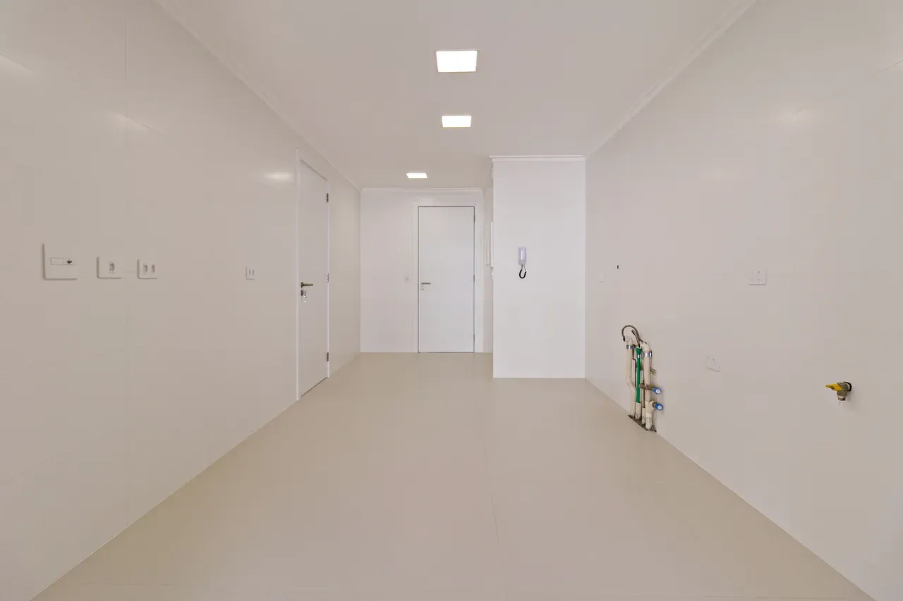 Balcony with a grill in a 4-bedroom apartment, 158 m² — photo 15