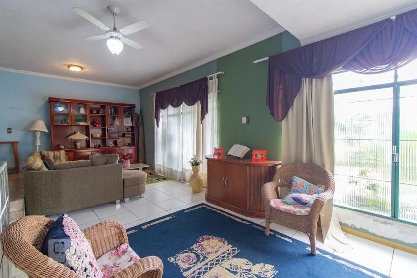 House with 4 bedrooms and 3 bathrooms, no parking — photo 2