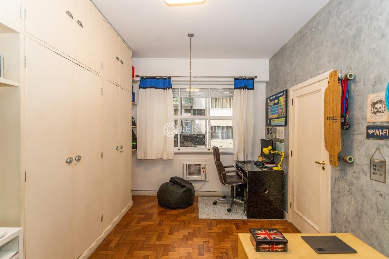 Home office in a 4-bedroom apartment, 220 m² — photo 4