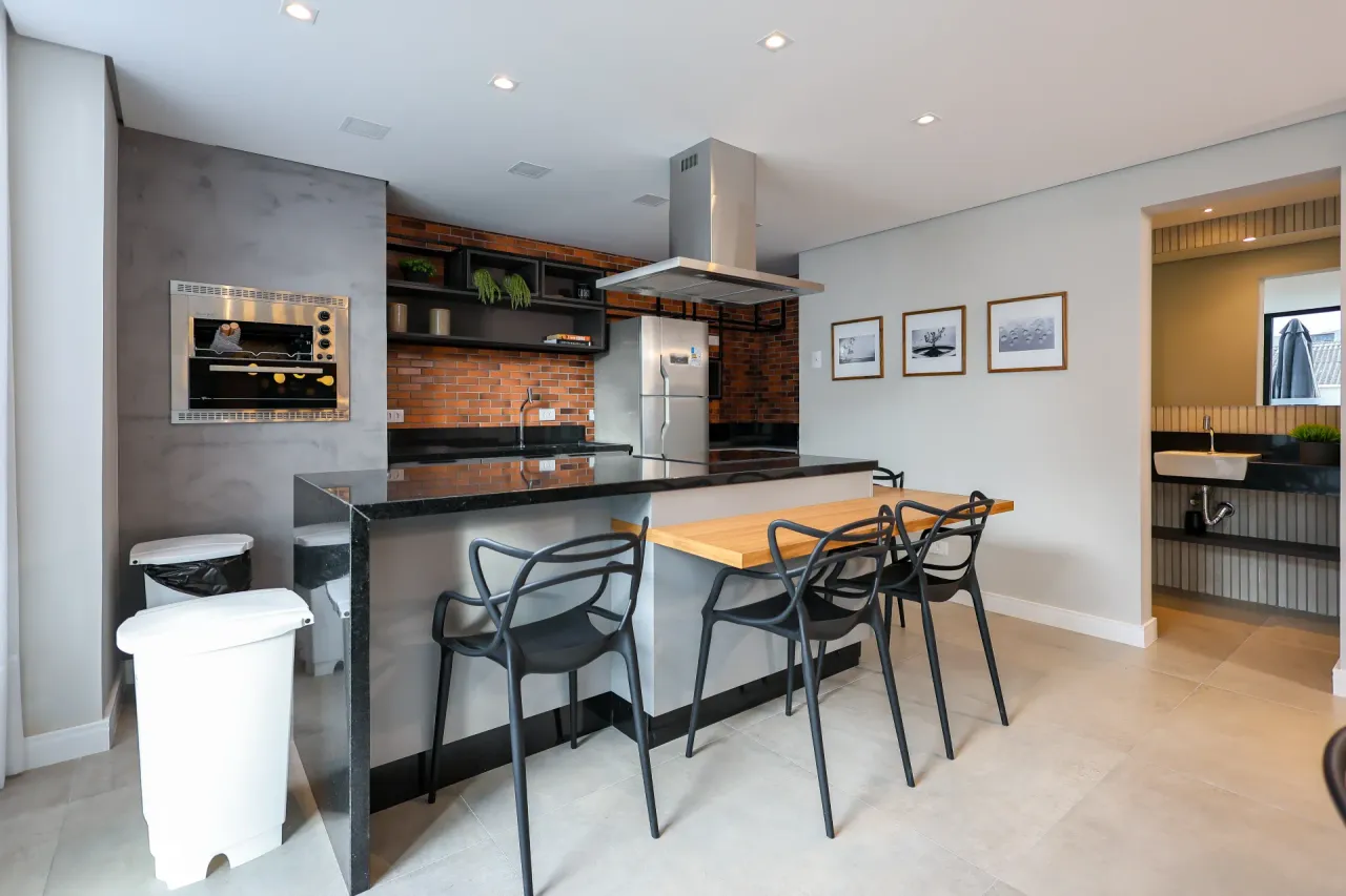 Furnished 1-bedroom apartment with open-plan kitchen — photo 6