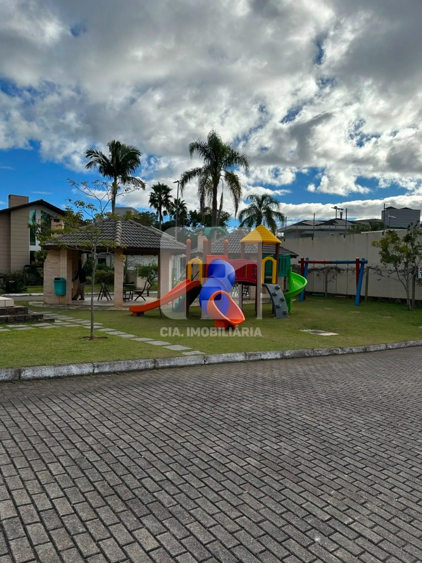 Furnished house with 6 bedrooms and 650 m² total — photo 97