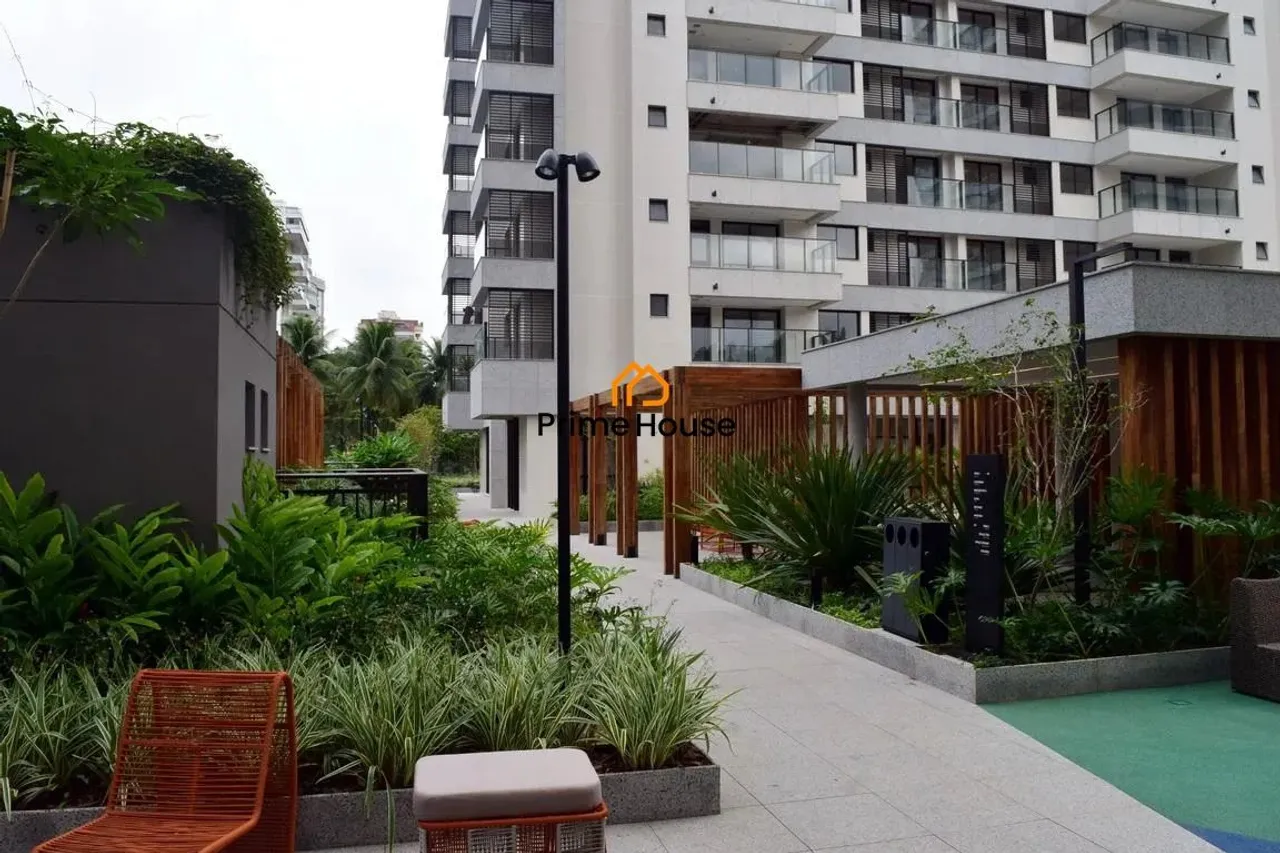 3-bedroom apartment with 3 bathrooms and a balcony — photo 17