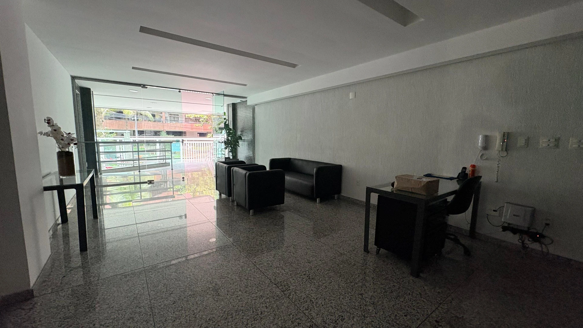 100 m² apartment with a grill on the balcony and a jacuzzi — photo 48