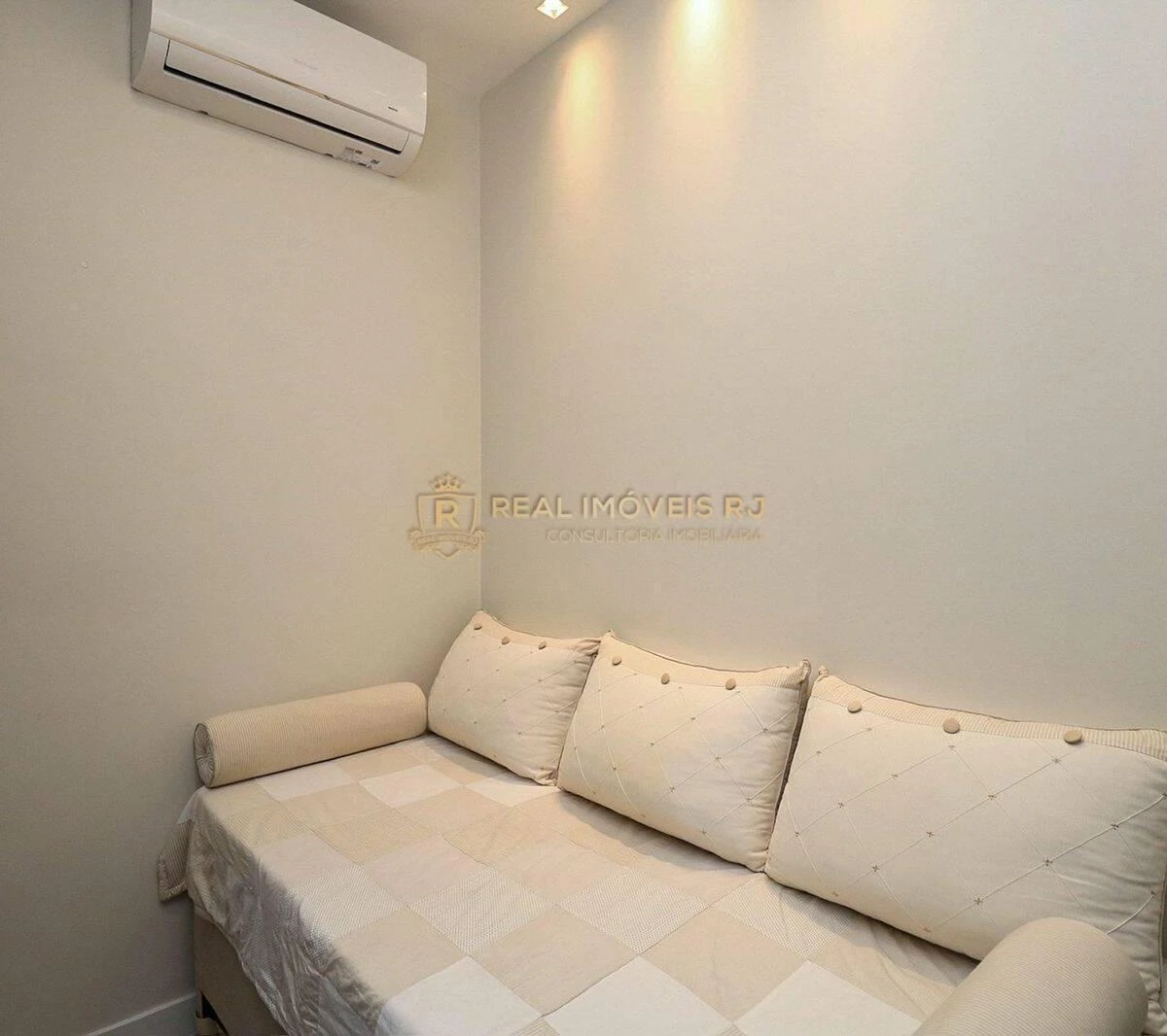 Furnished 1-bedroom apartment with city views — photo 21