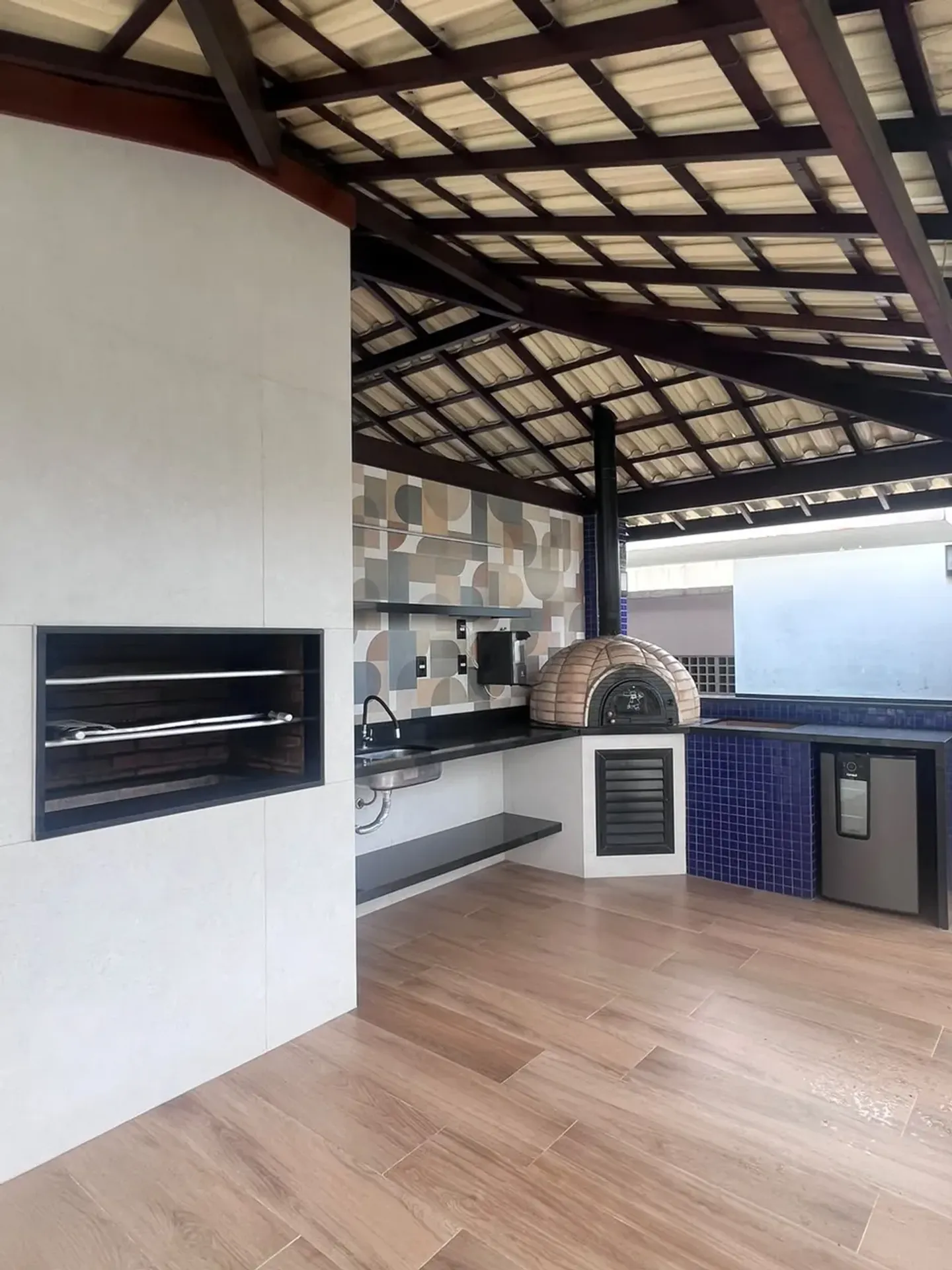 Apartment on the 10th floor with a grill on the balcony — photo 62