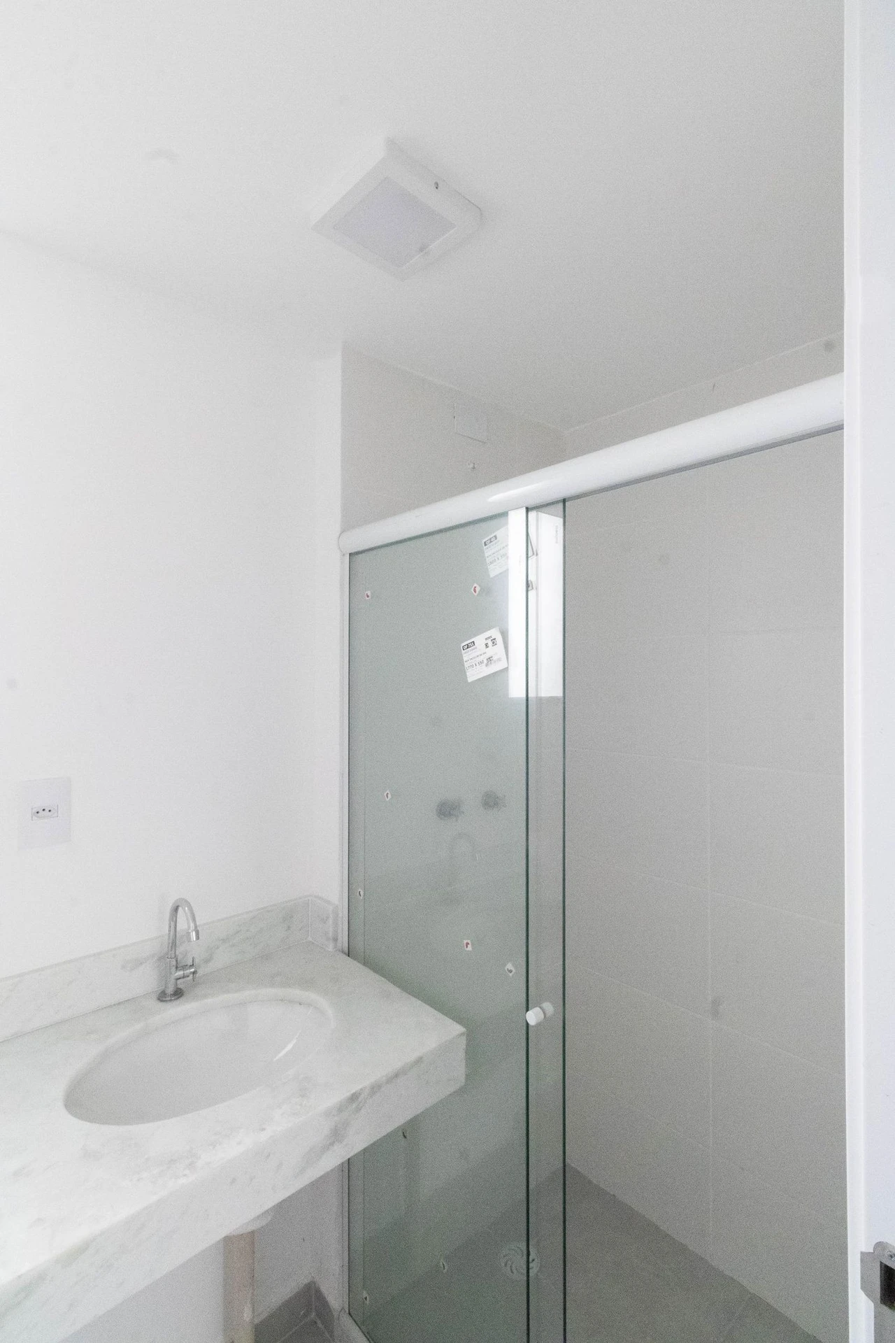 2-bedroom apartment in a building with a gym — photo 42
