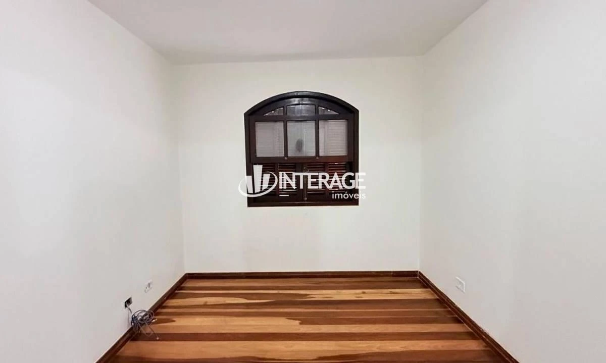 Wood or laminate floors in a 4-bedroom house, 200 m² — photo 27